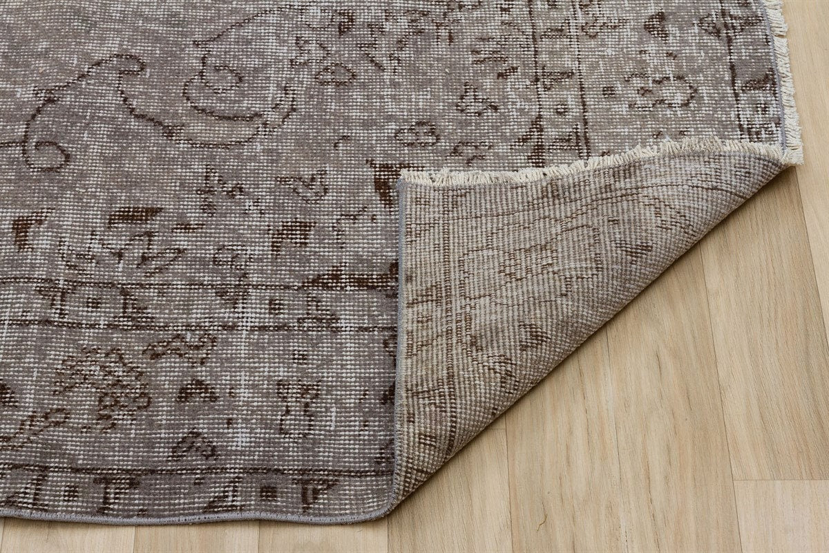 Vintage Turkish Wool Rug (5'11''x9'7''ft): Handmade Anatolian Design