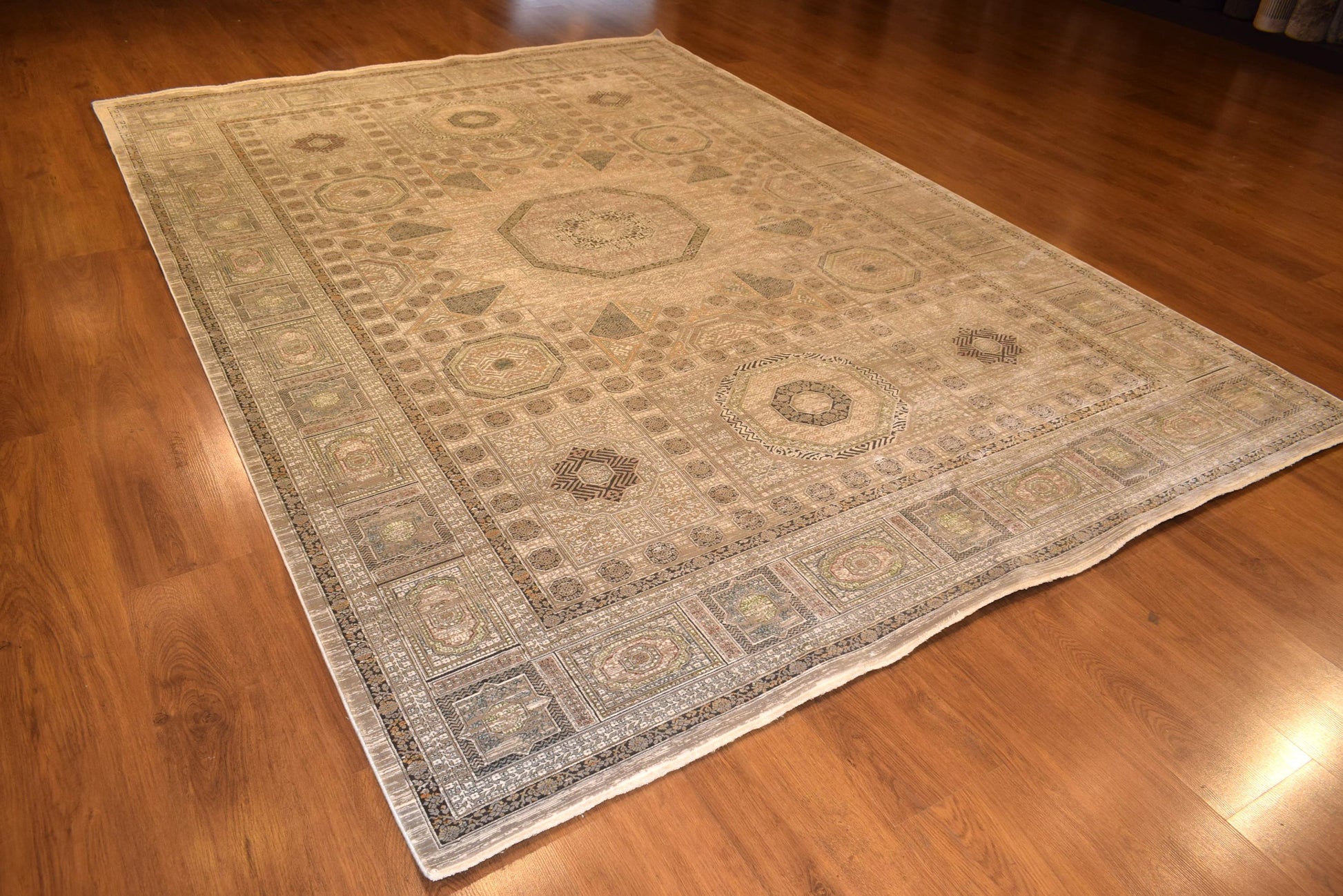 7x10 ft, Distressed Turkish Rug : Classic Bamboo carpet with fine Fringes