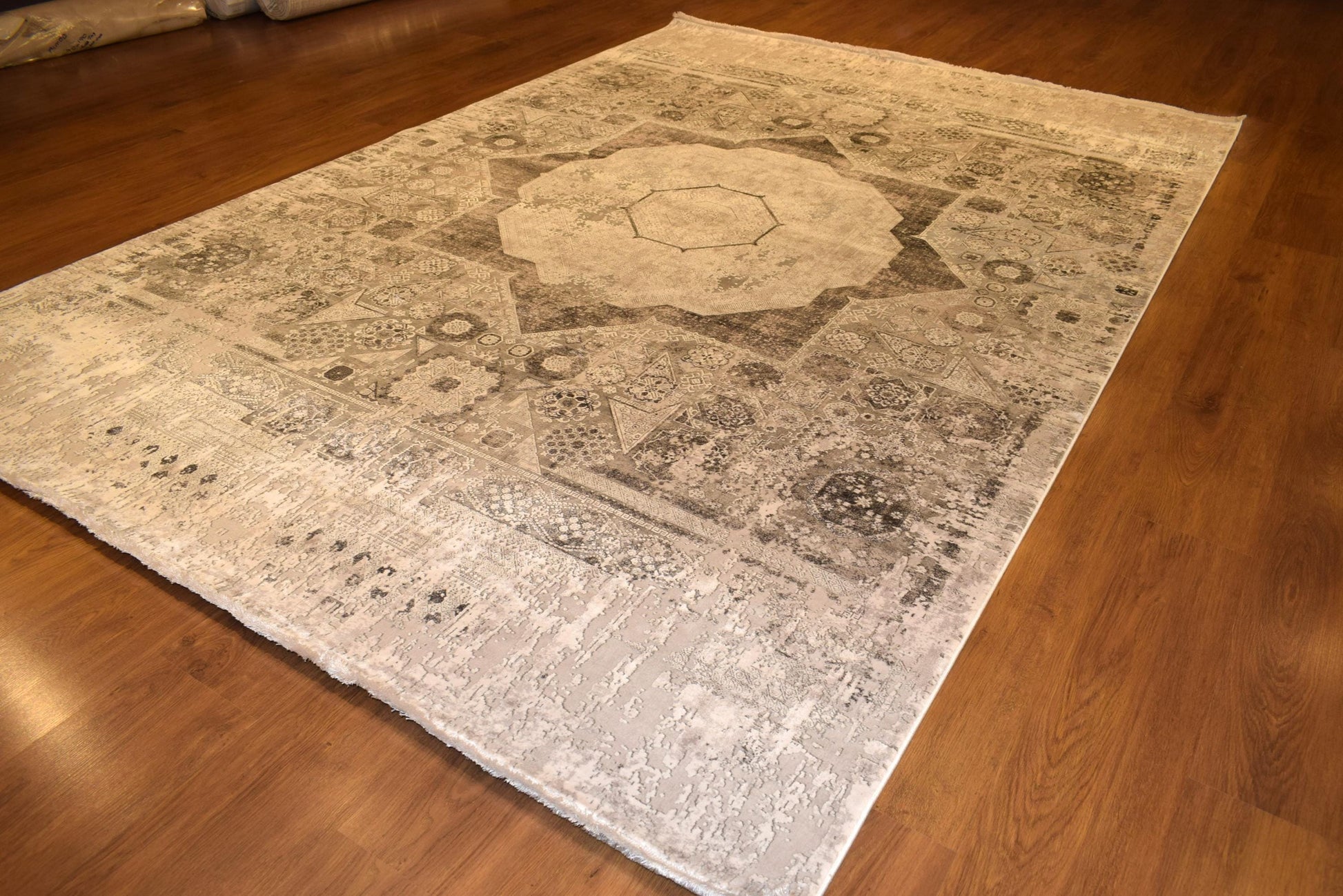 7x10 ft, Gray Classic Mamluk Rug made with Bamboo yarn with Fringes