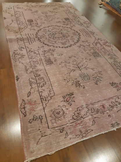 Vintage Turkish Wool Rug (4.8x9 ft): Handmade Anatolian Bohemian Area Rug