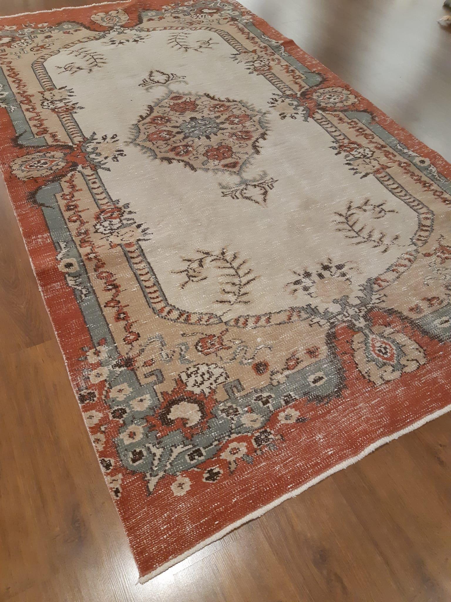 Vintage Turkish Wool Rug (5.1x8.9 ft): Handmade Anatolian Persian Design