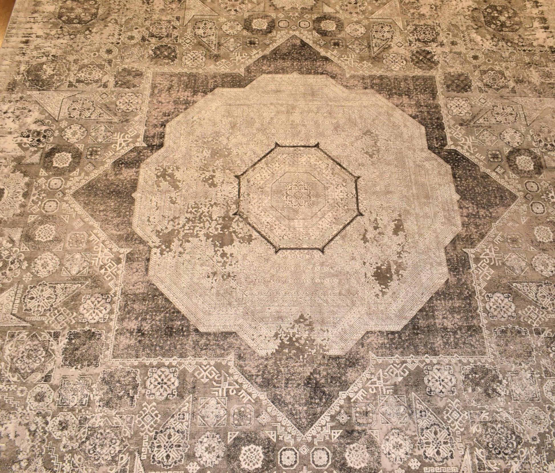 7x10 ft, Gray Classic Mamluk Rug made with Bamboo yarn with Fringes