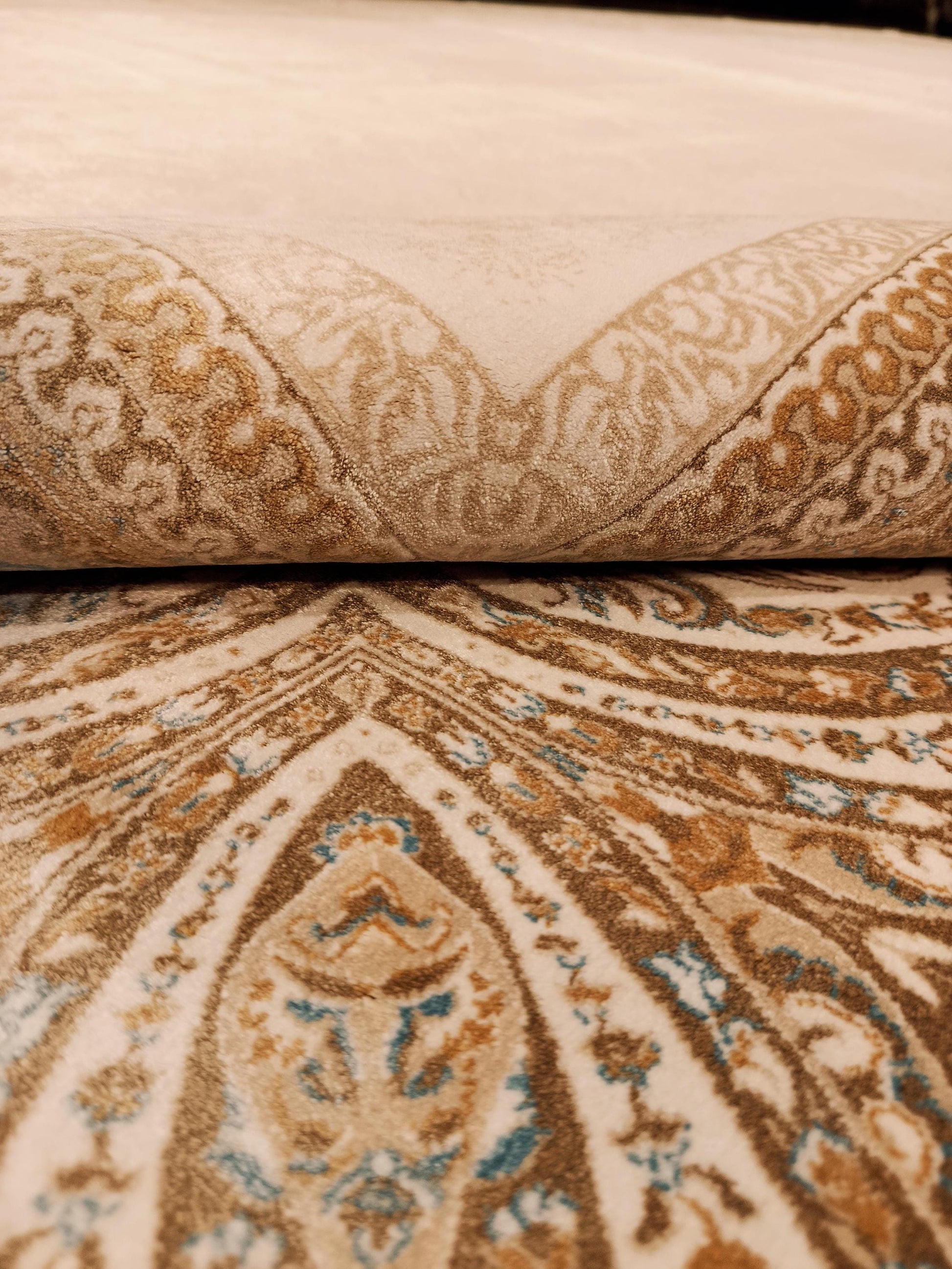 9x19 ft , Oversize Beige Classic Silk Rug with paisley desing on the border, fine fringes