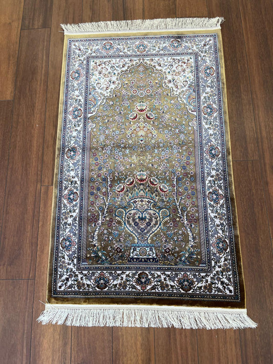 Bamboo Prayer Rug with Silk Fringes: Soft Muslim Seccade
