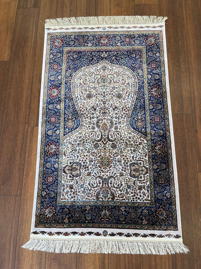 Bamboo Silk Prayer Rug: Soft Muslim Seccade with Silk Fringes