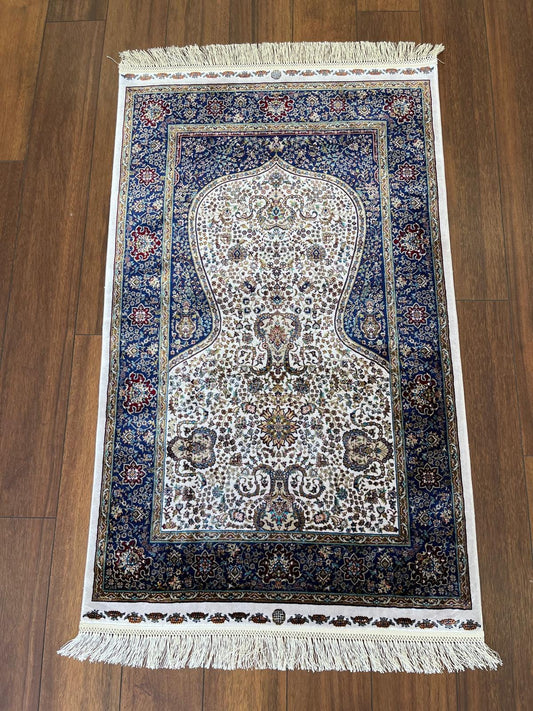 Bamboo Silk Prayer Rug: Soft Muslim Seccade with Silk Fringes
