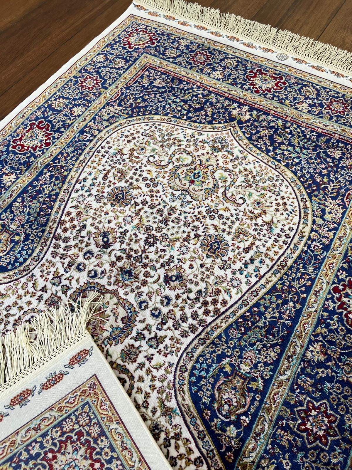 Bamboo Silk Prayer Rug: Soft Muslim Seccade with Silk Fringes