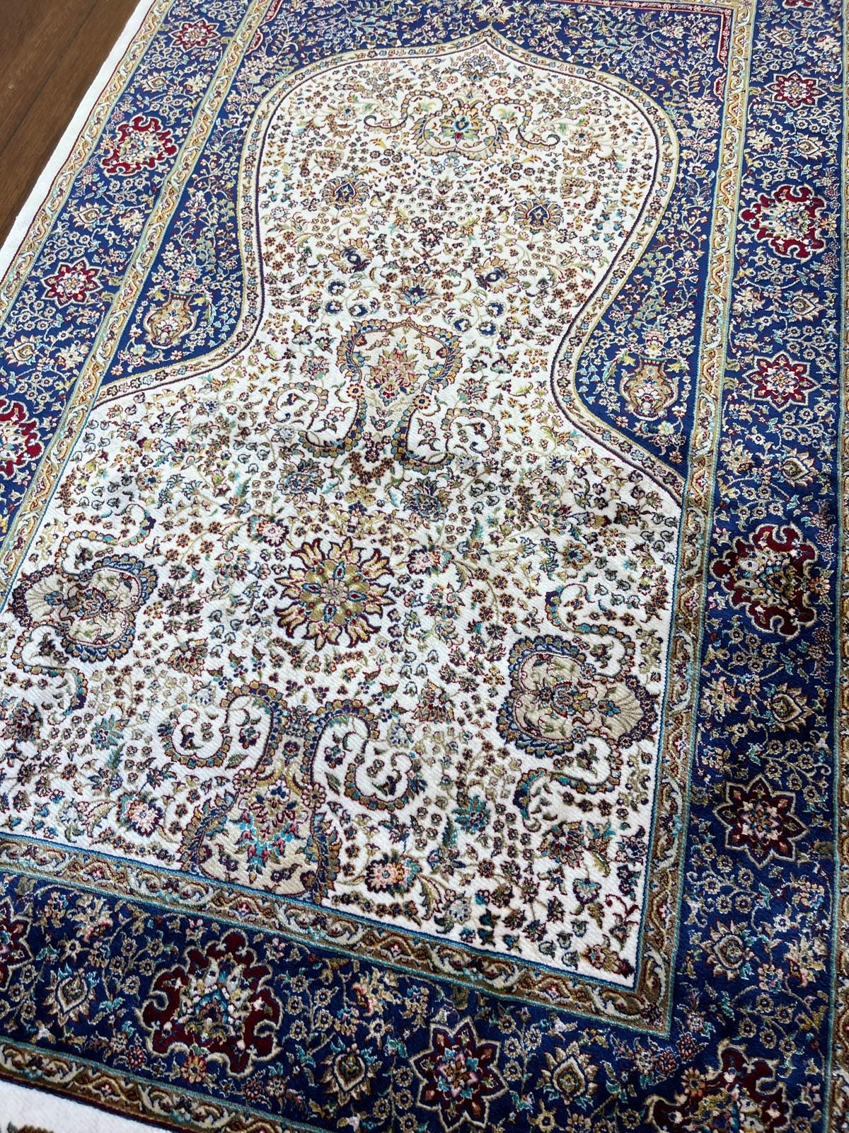 Bamboo Silk Prayer Rug: Soft Muslim Seccade with Silk Fringes