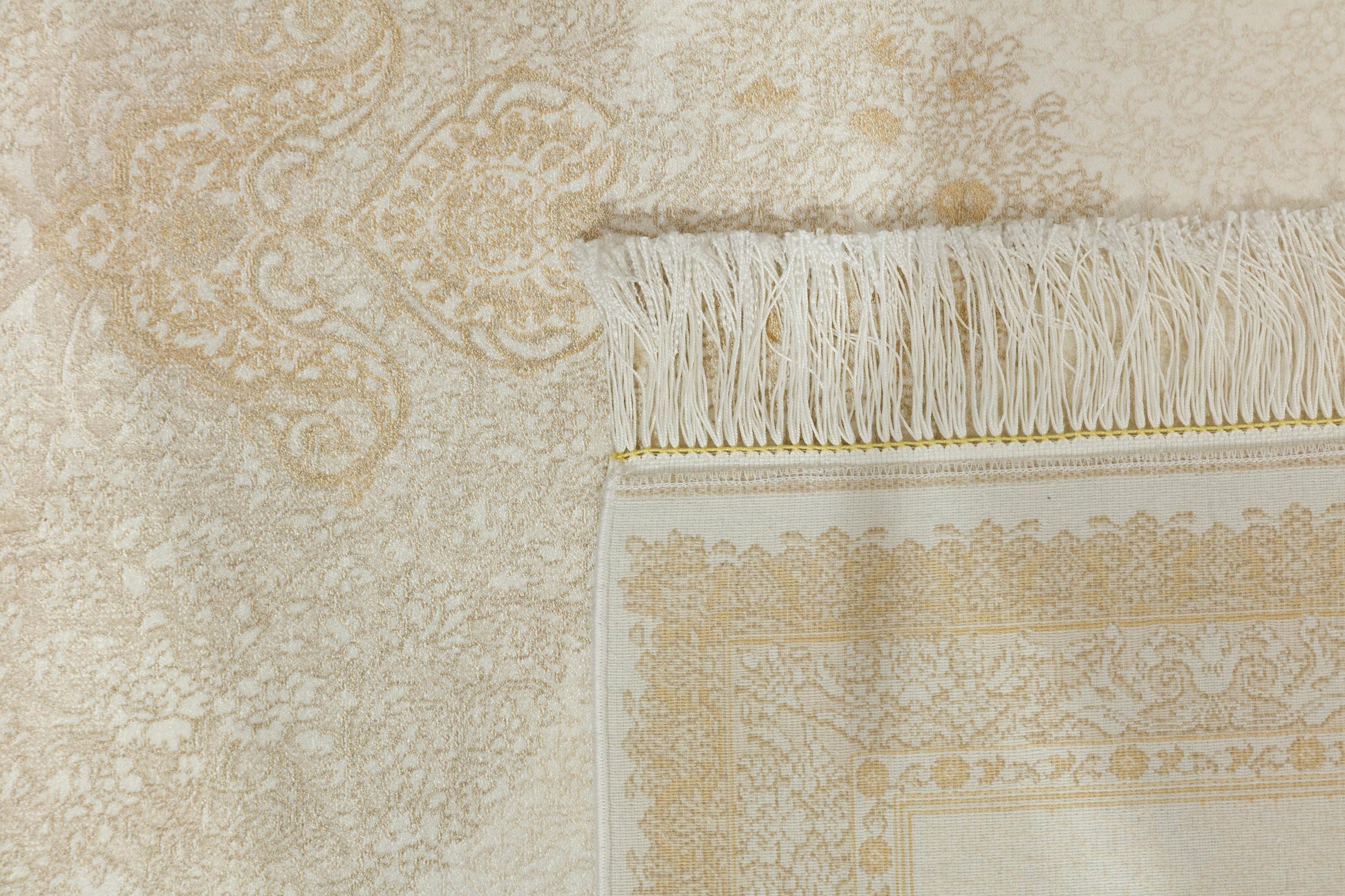 5x7 ft, Beige oriental medallion Silk Rug with fine Fringes