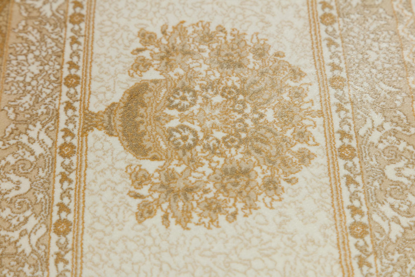 5x7 ft, Beige oriental medallion Silk Rug with fine Fringes