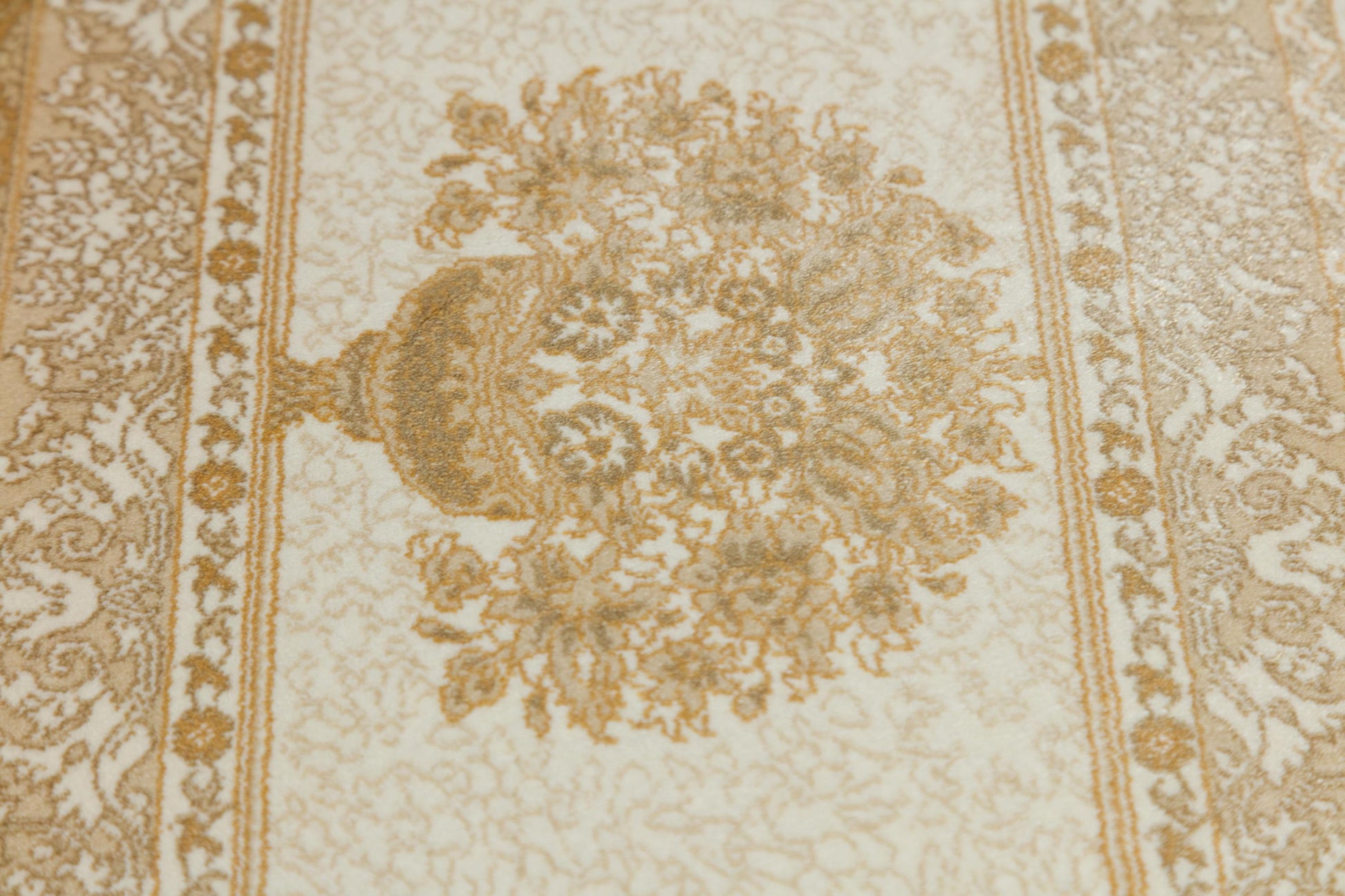 5x7 ft, Beige oriental medallion Silk Rug with fine Fringes