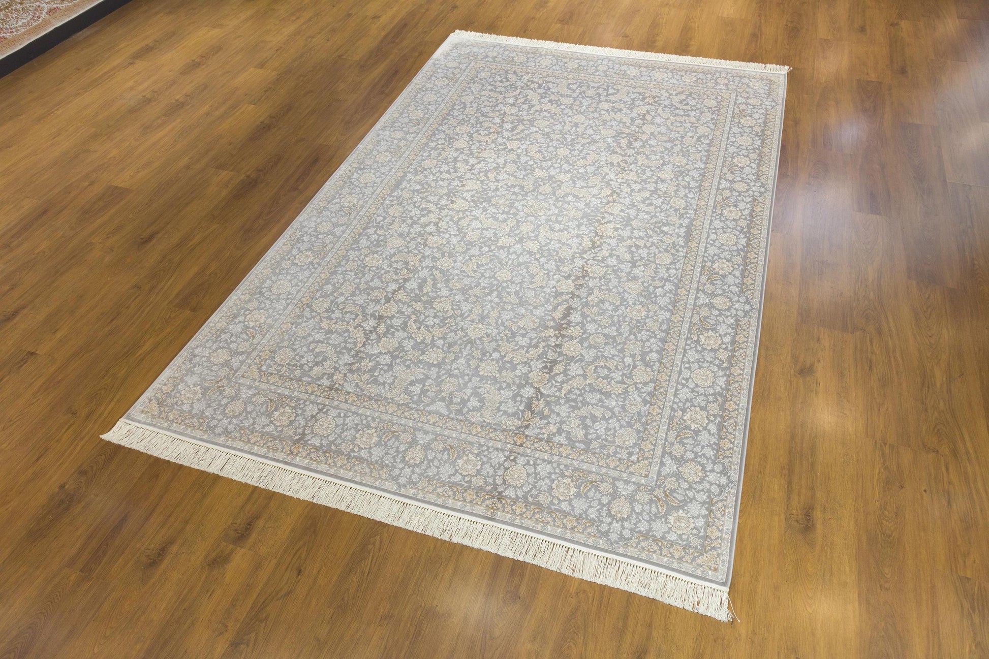 5x7 ft, Classic Oriental Gray Floral Silk Rug with fine fringes