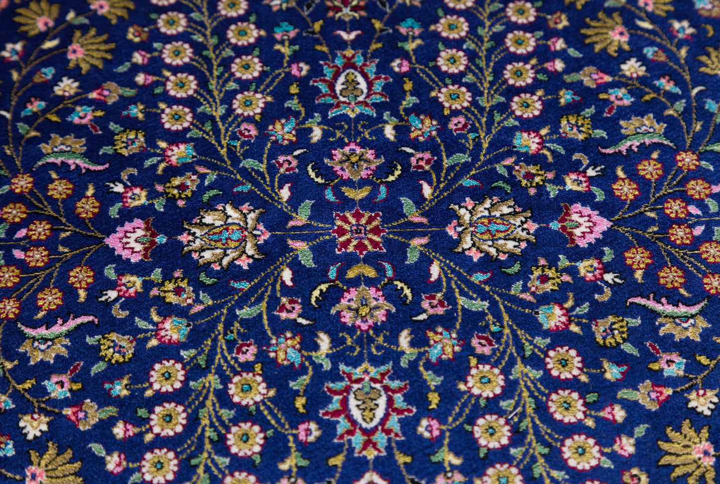 7x10 ft, Classic Blue Silk Rug: Oriental blue fine carpet with Fringes
