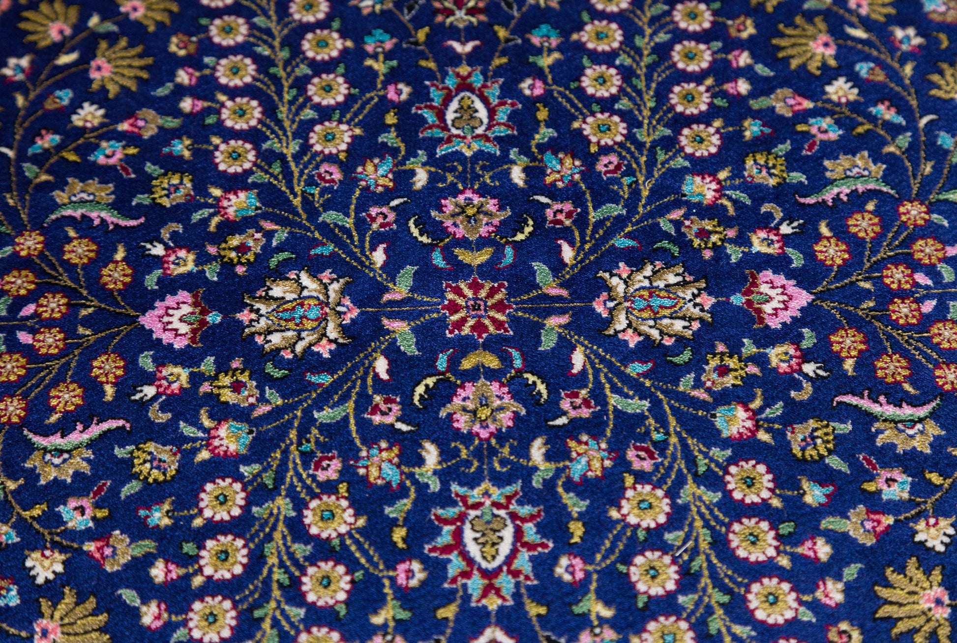 7x10 ft, Classic Blue Silk Rug: Oriental blue fine carpet with Fringes