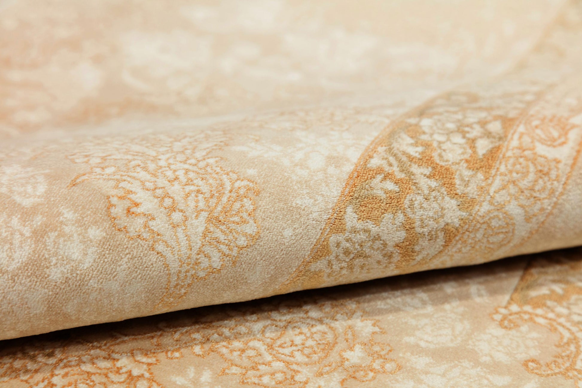 5x7 ft, Classic Beige Silk Rug: Floral oriental carpet with fine tassels