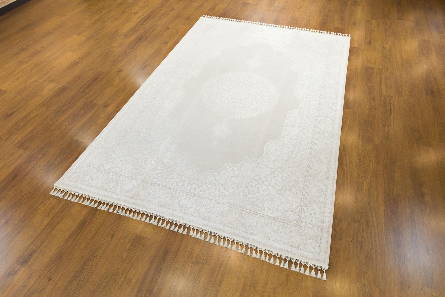 5x7 ft, Beige Classic oriental medallion Silk Rug made with viscose yarn