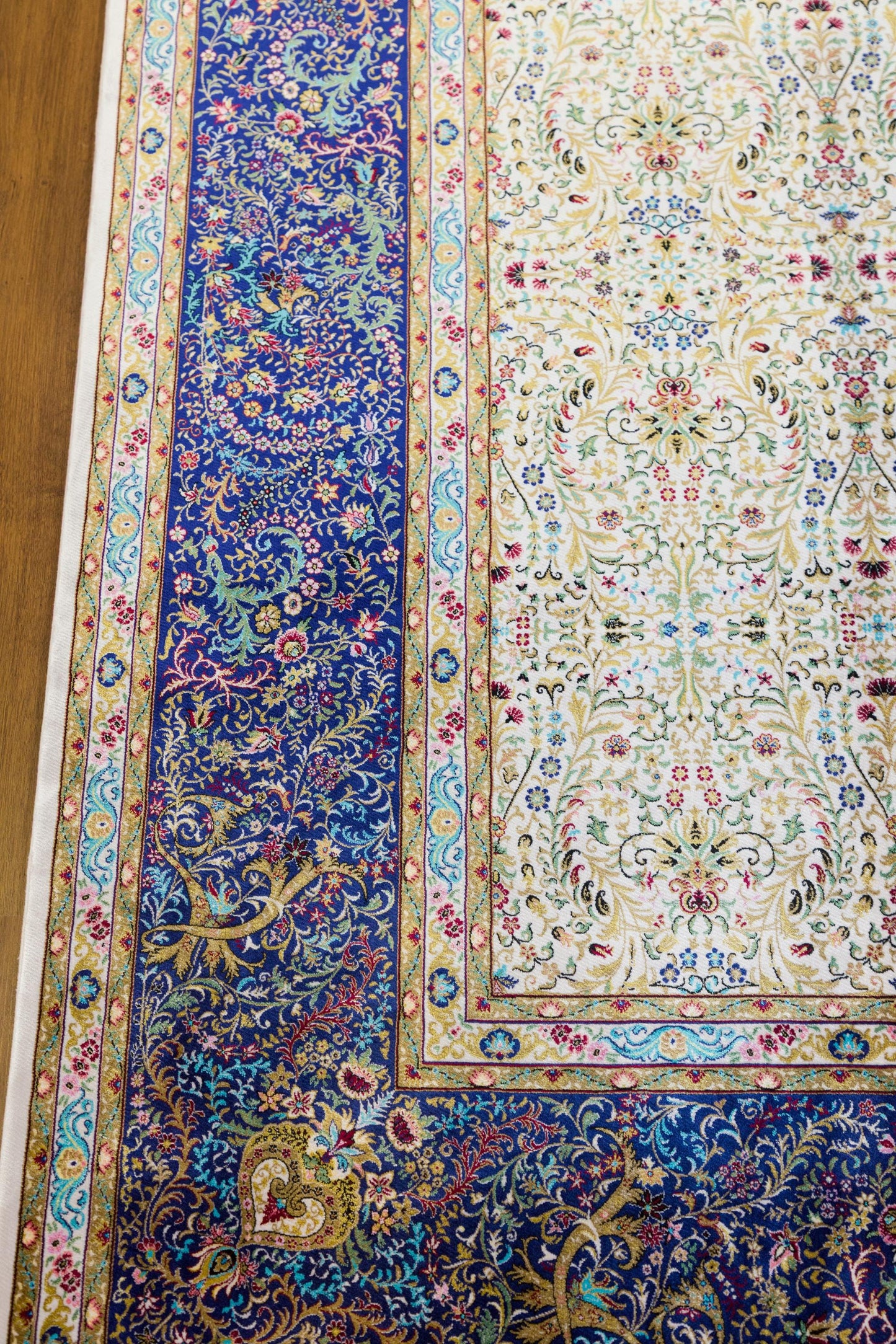 7x10 ft, Classic Blue Silk Rug: Oriental blue fine carpet with Fringes