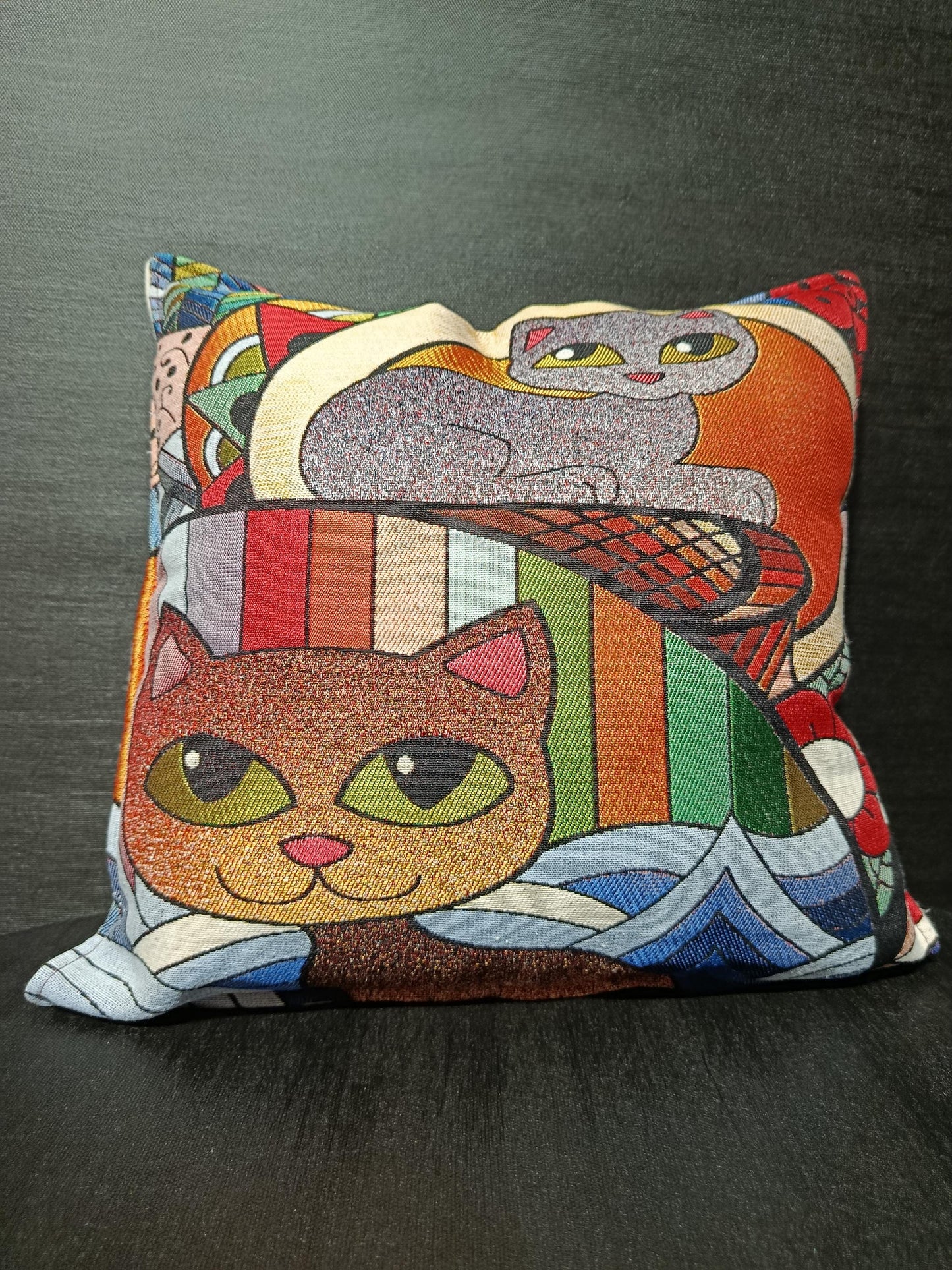 Abstract Cat Tapestry Pillow Cover: Modern Geometric Decor
