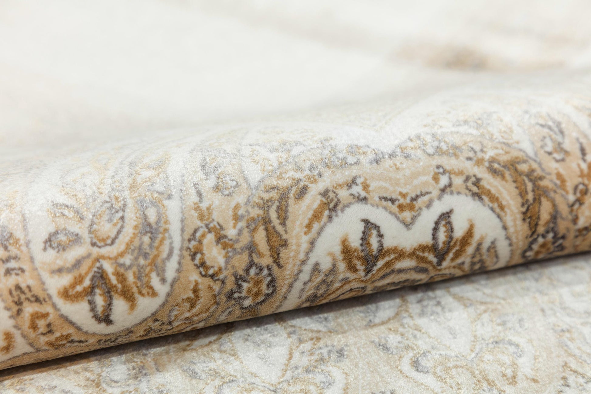 7x10 ft, Beige Classic Silk Rug with paisley desing on the border, fine fringes