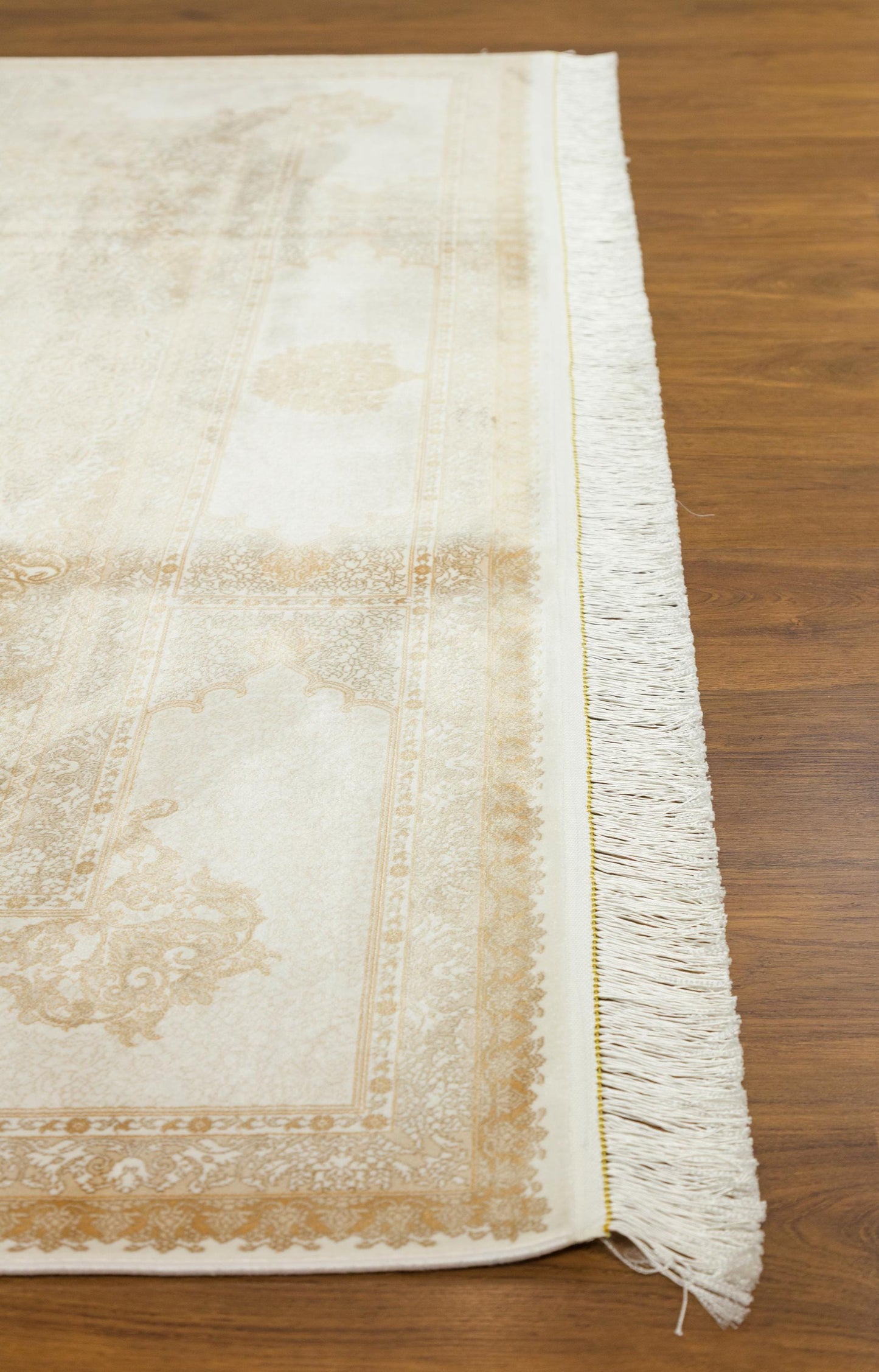 5x7 ft, Beige oriental medallion Silk Rug with fine Fringes