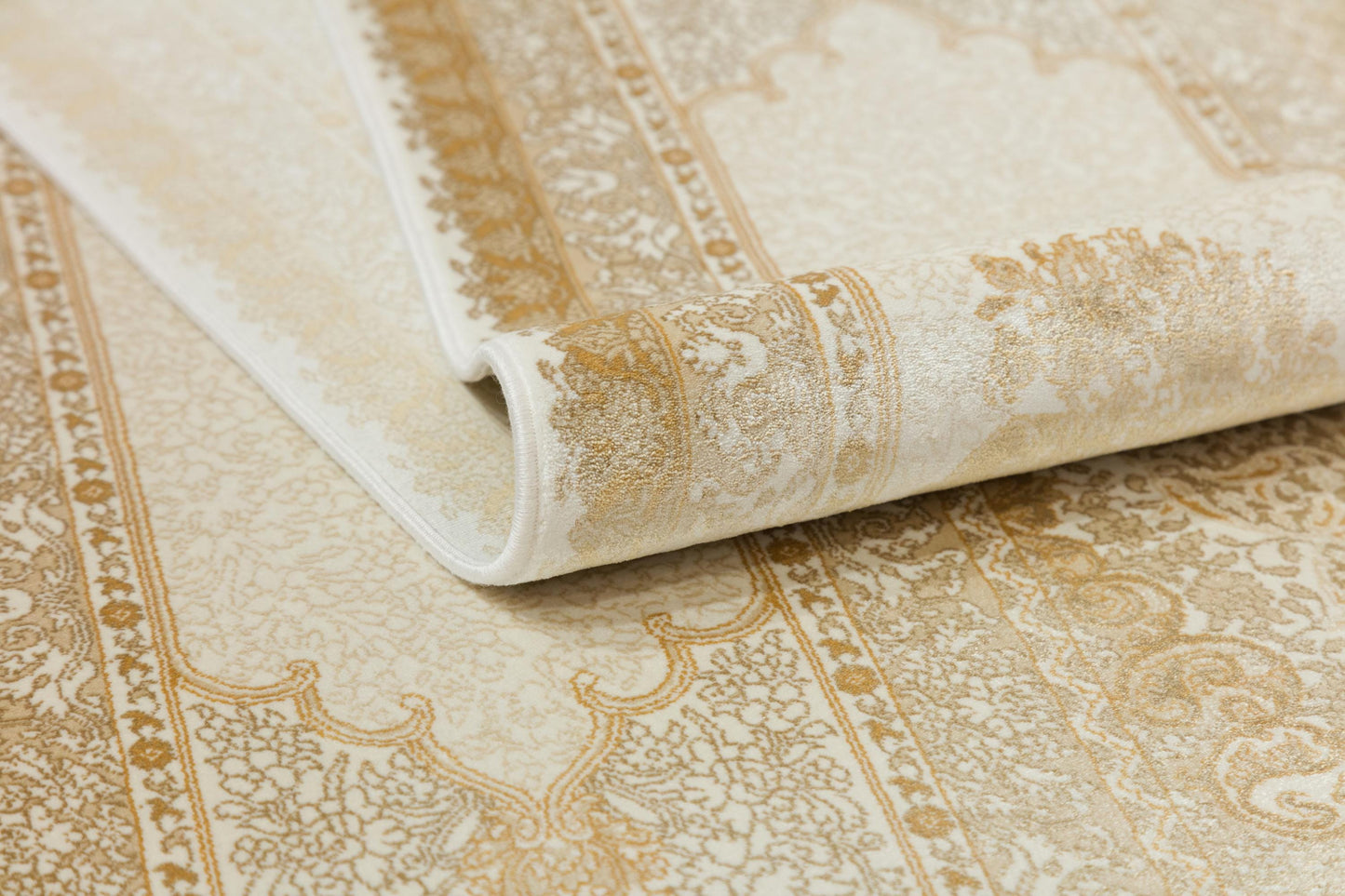 5x7 ft, Beige oriental medallion Silk Rug with fine Fringes