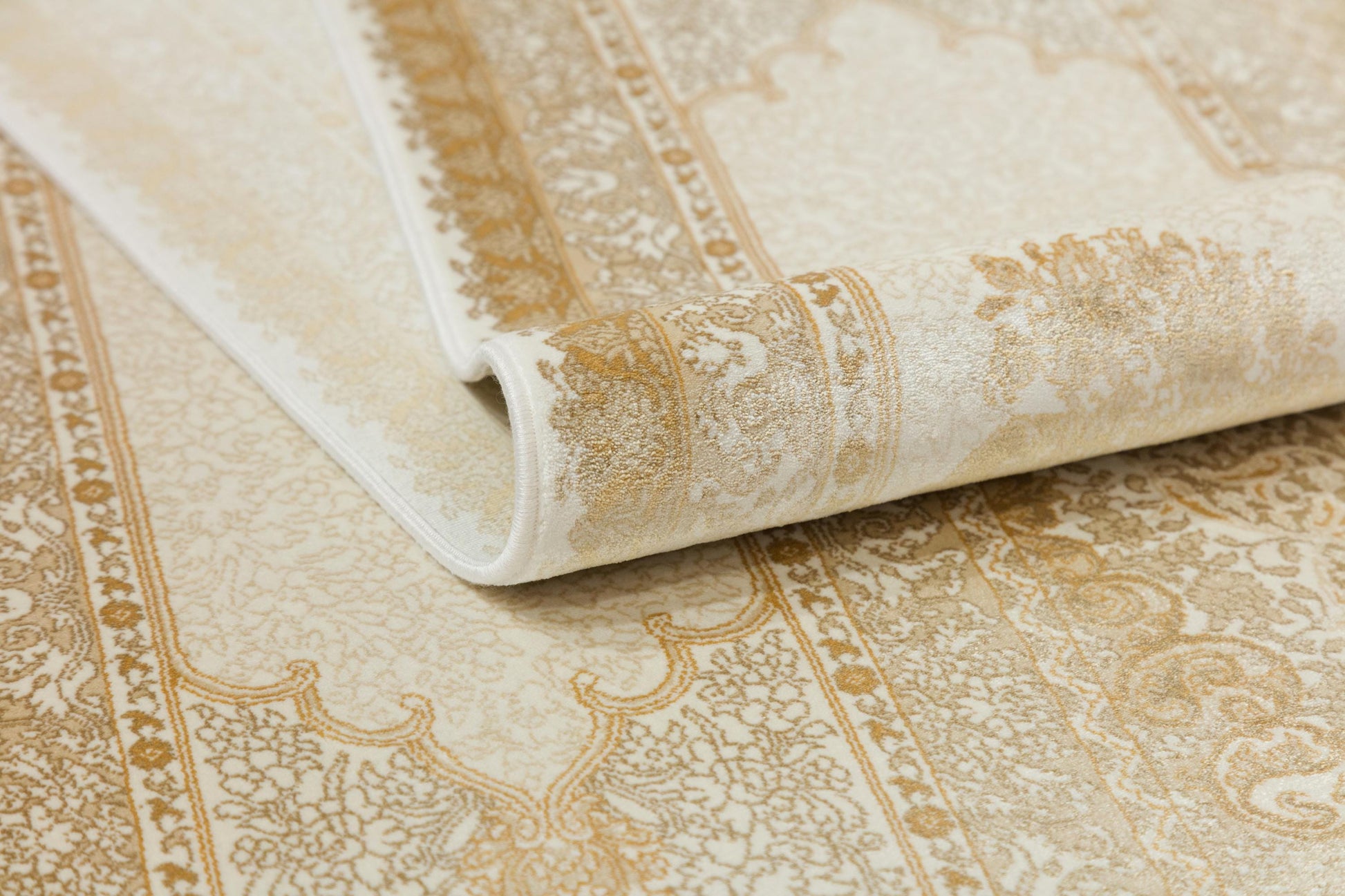 5x7 ft, Beige oriental medallion Silk Rug with fine Fringes