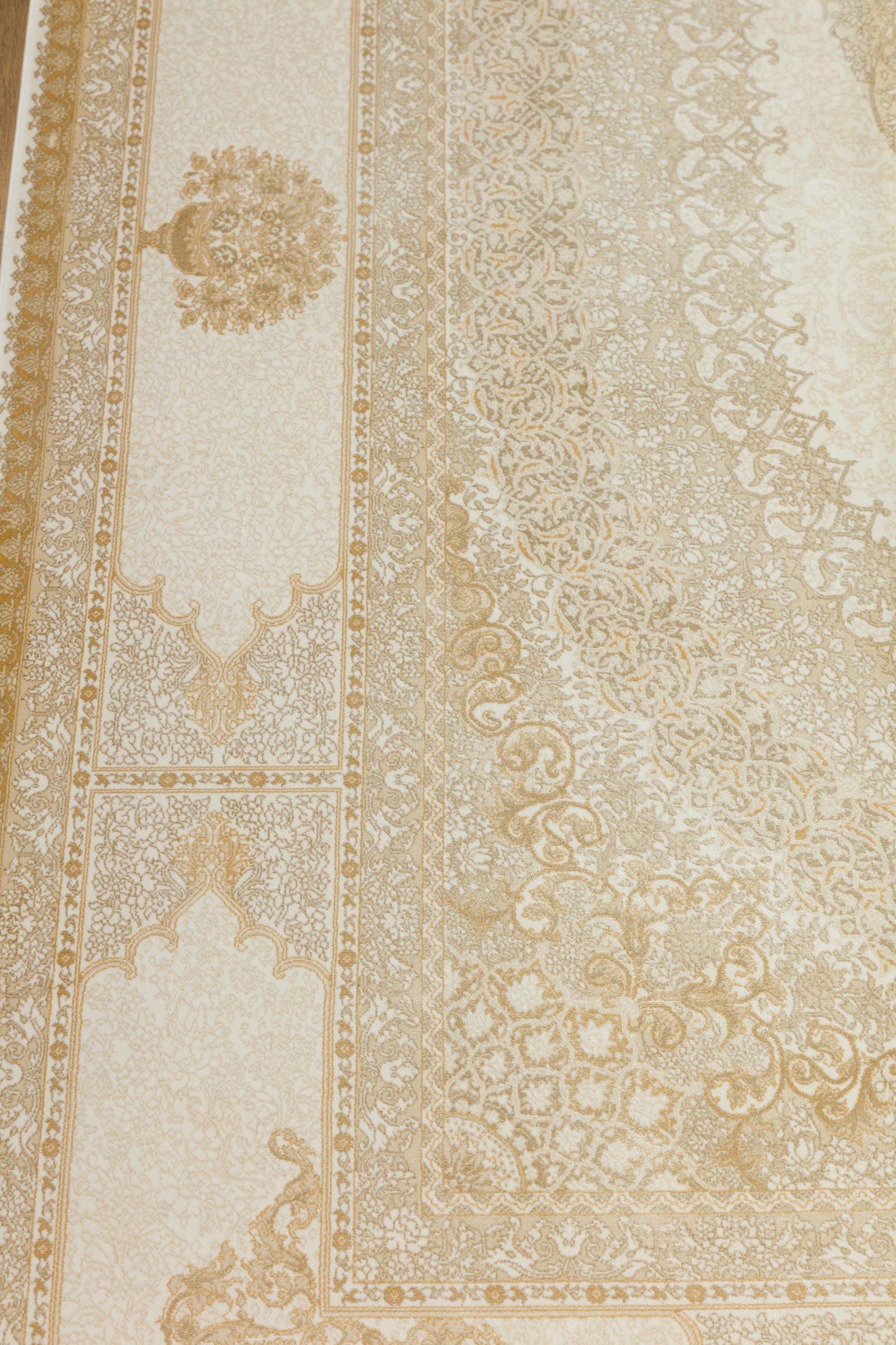 5x7 ft, Beige oriental medallion Silk Rug with fine Fringes