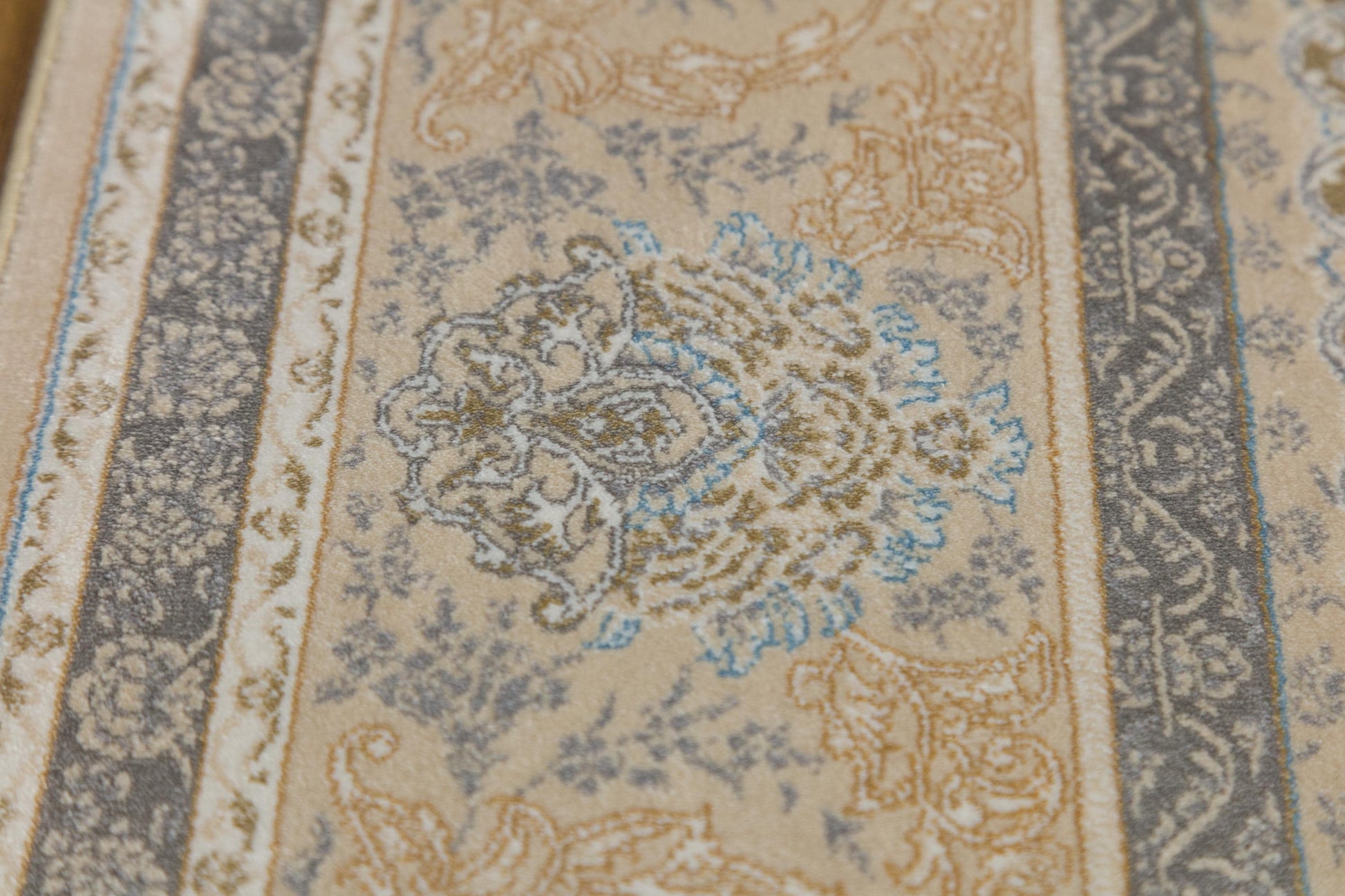 5x7 ft, Beige Classic oriental medallion Silk Rug