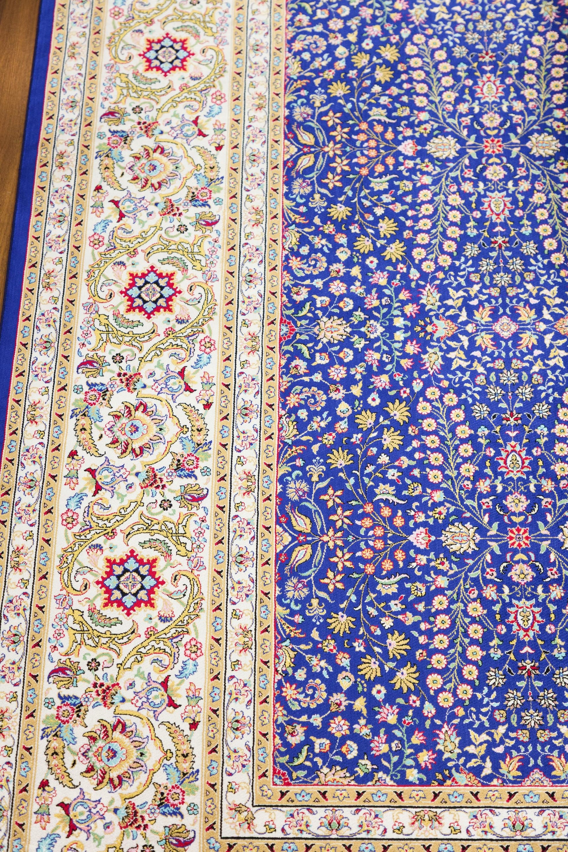 7x10 ft, Classic Blue Silk Rug: Oriental blue fine carpet with Fringes