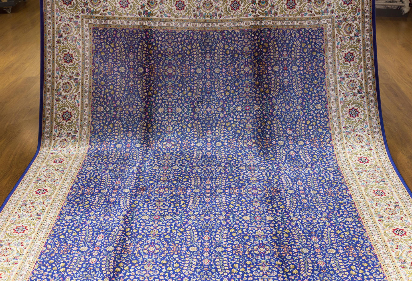 7x10 ft, Classic Blue Silk Rug: Oriental blue fine carpet with Fringes