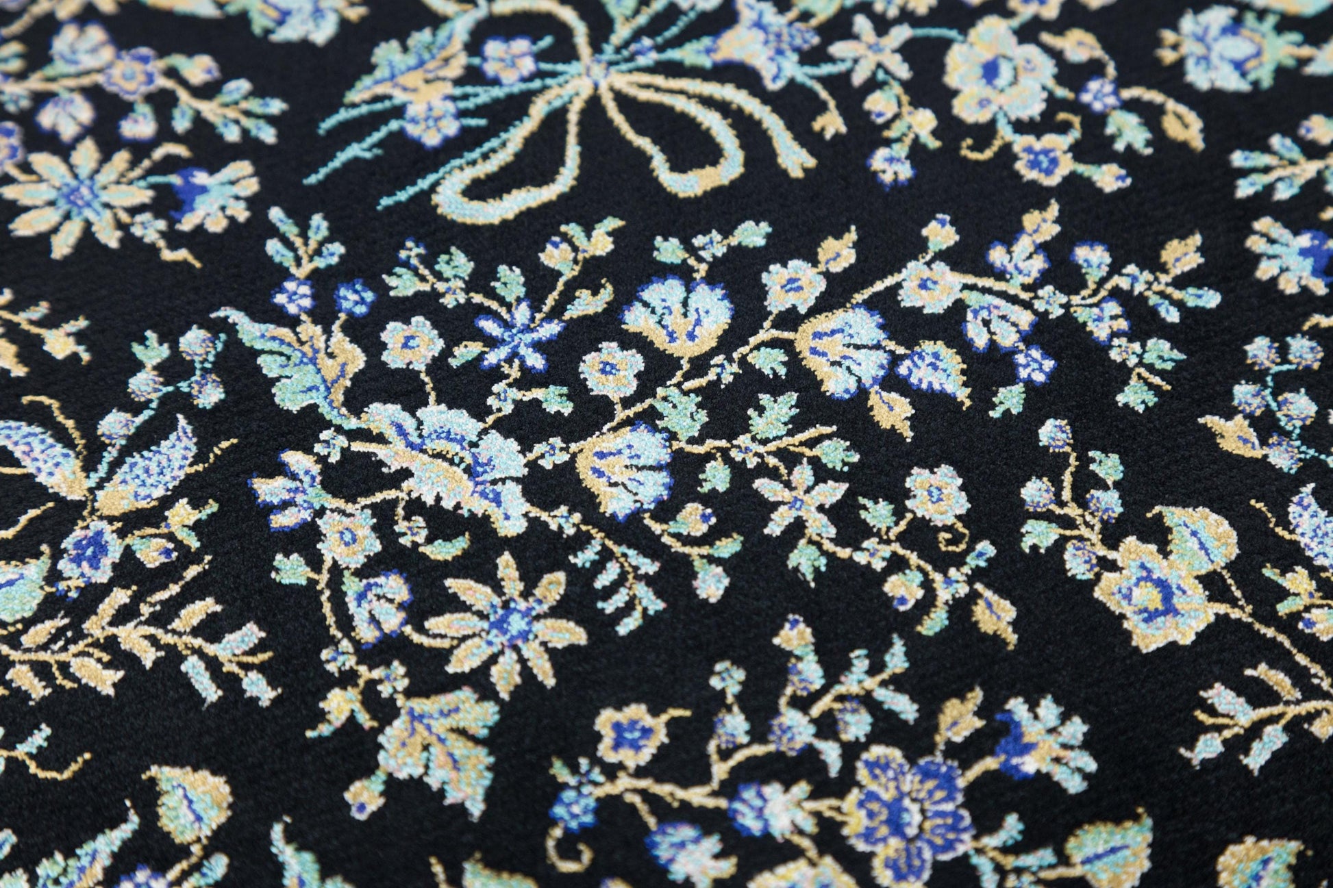 7x10 ft, Classic Black Silk Rug: Oriental black fine carpet with Fringes
