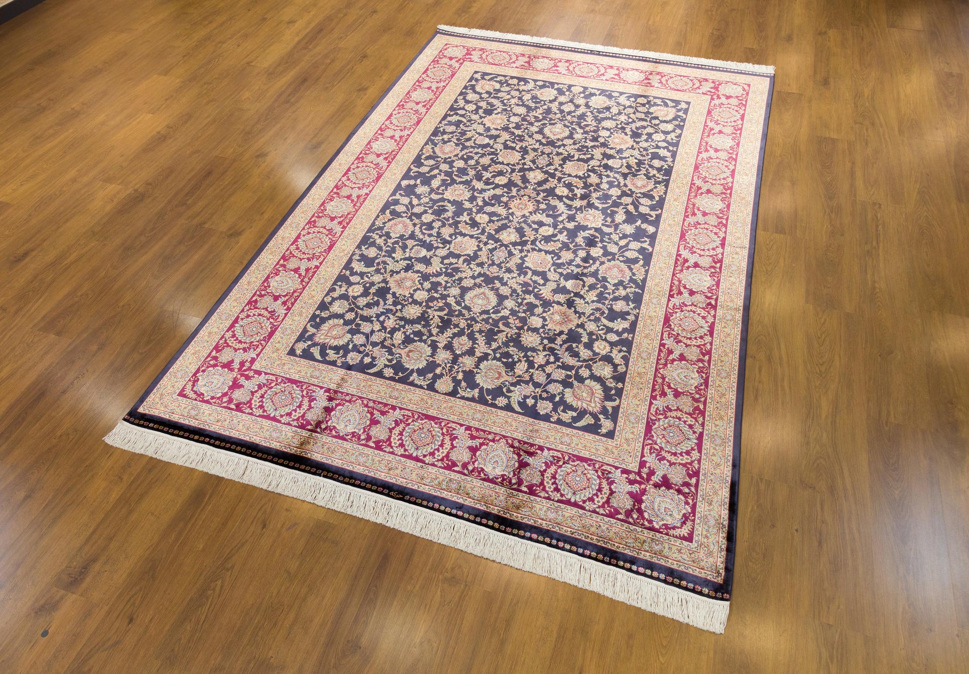 7x10 ft, Classic Blue Silk Rug: Oriental blue fine carpet with Fringes