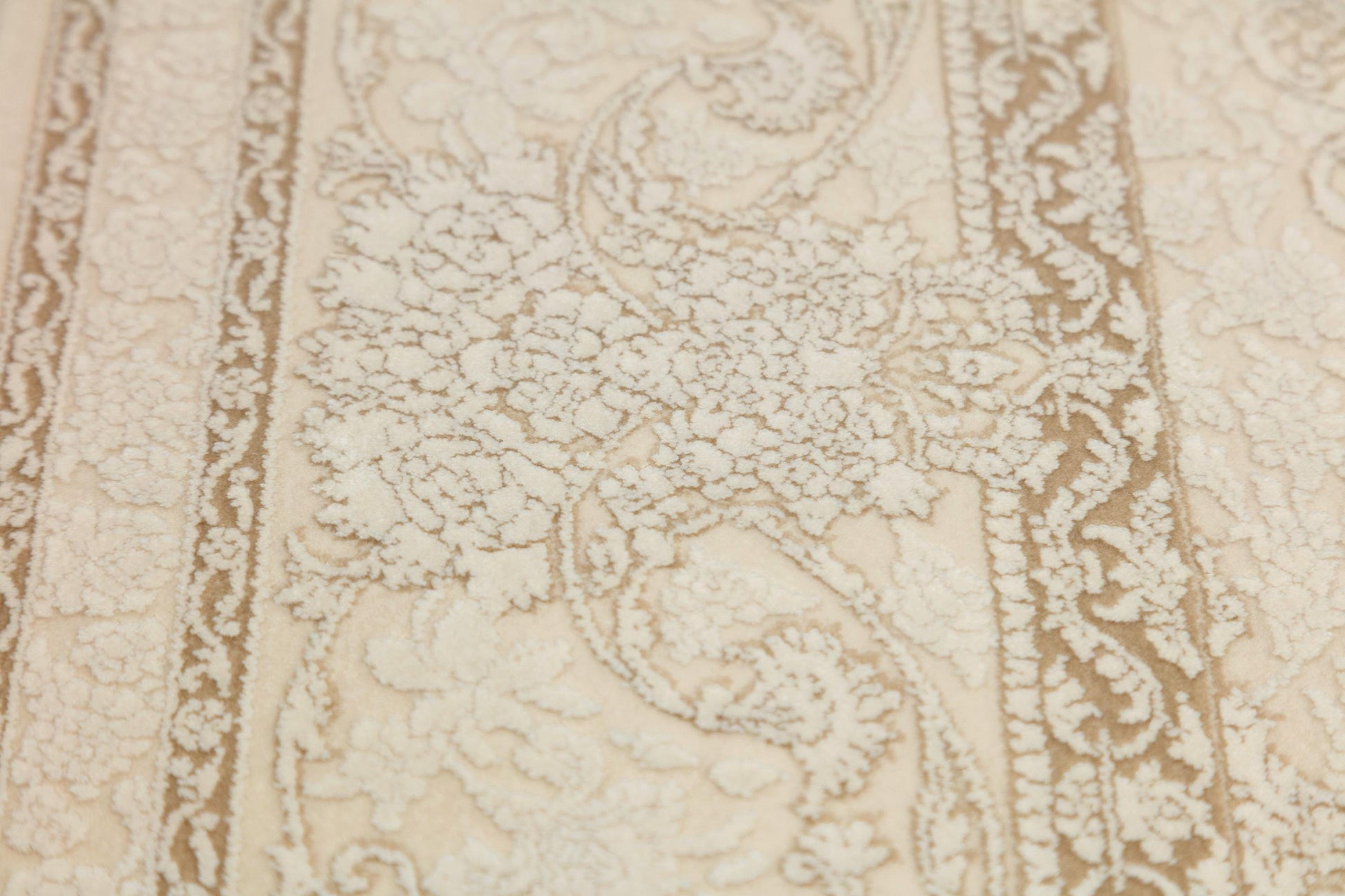 5x7 ft, Beige Classic oriental medallion Silk Rug made with viscose yarn