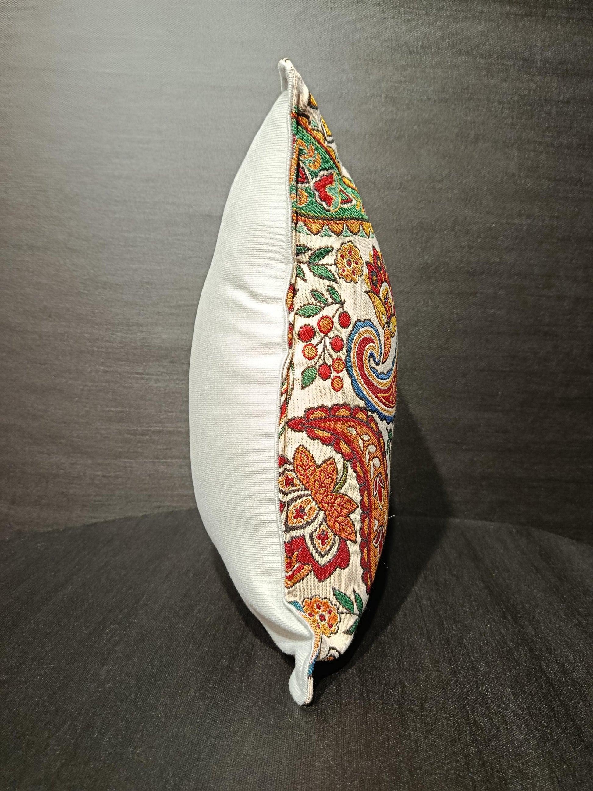 Paisley Gobelin Cushion Cover: Jacquard Floral Tapestry Pillow - 40x40 cm
