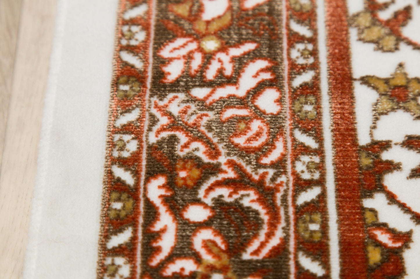 Floral Turkish Prayer Rug: Elegant Mihrab Design - Made in Türkiye