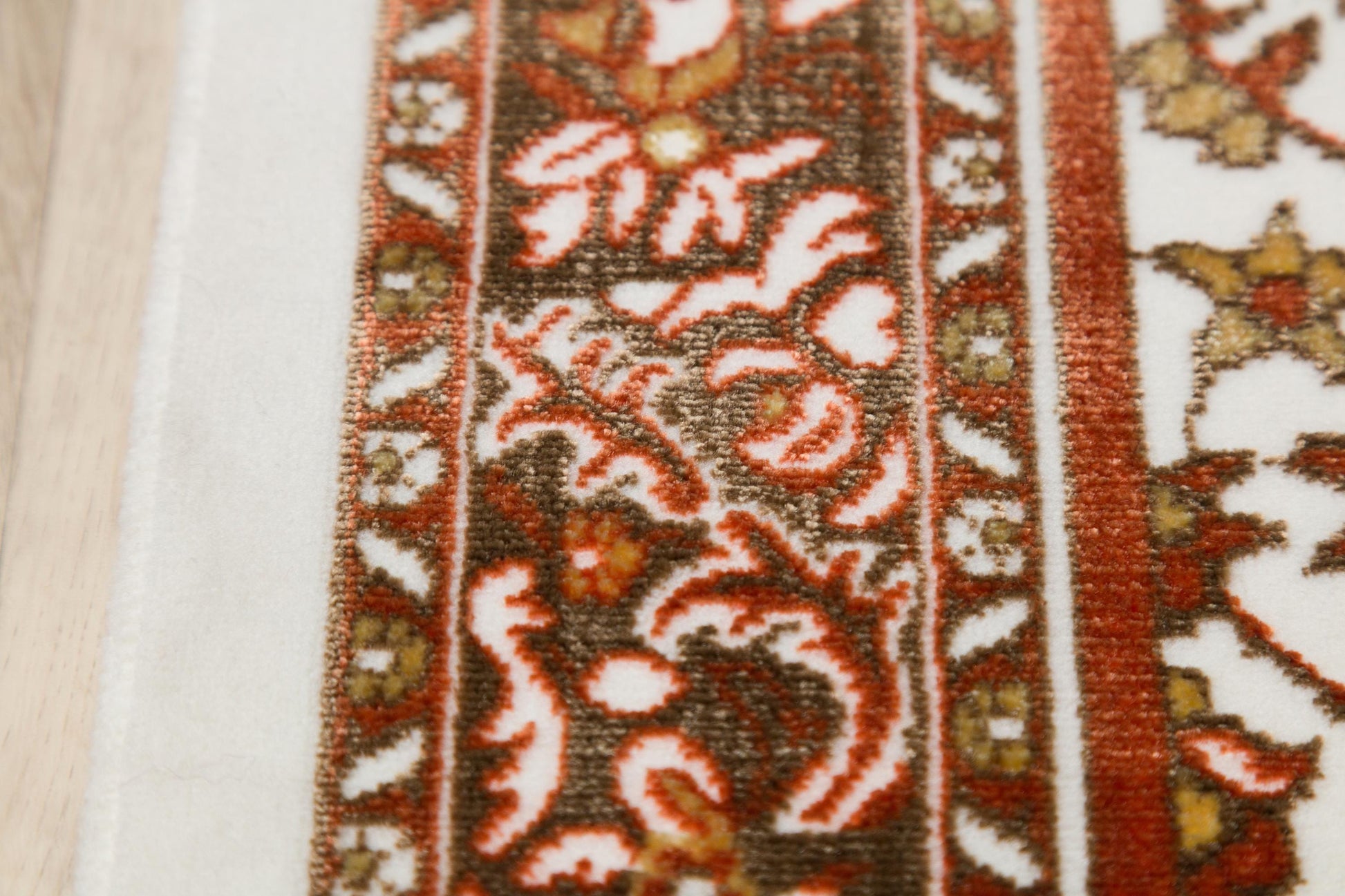 Floral Turkish Prayer Rug: Elegant Mihrab Design - Made in Türkiye