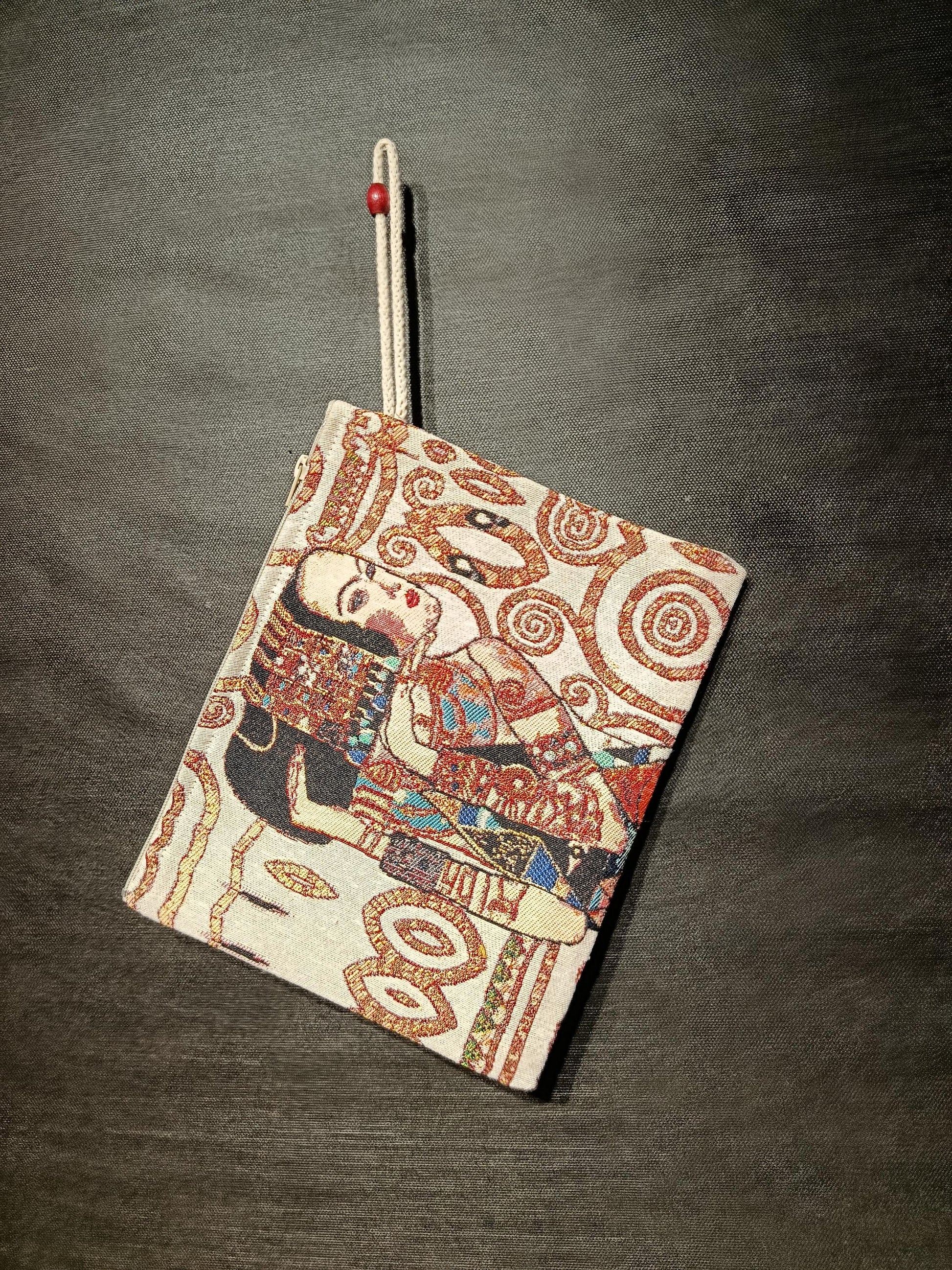 Klimt "The Kiss" Tapestry Clutch Bag: Art Lover's Zippered Pouch