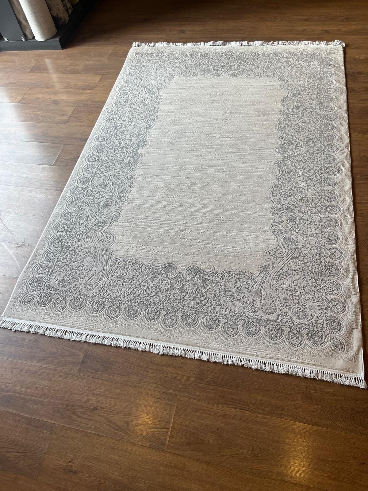 Gray Cream Paisley Oriental Rug – Turkish Soft-Touch Fringe Carpet