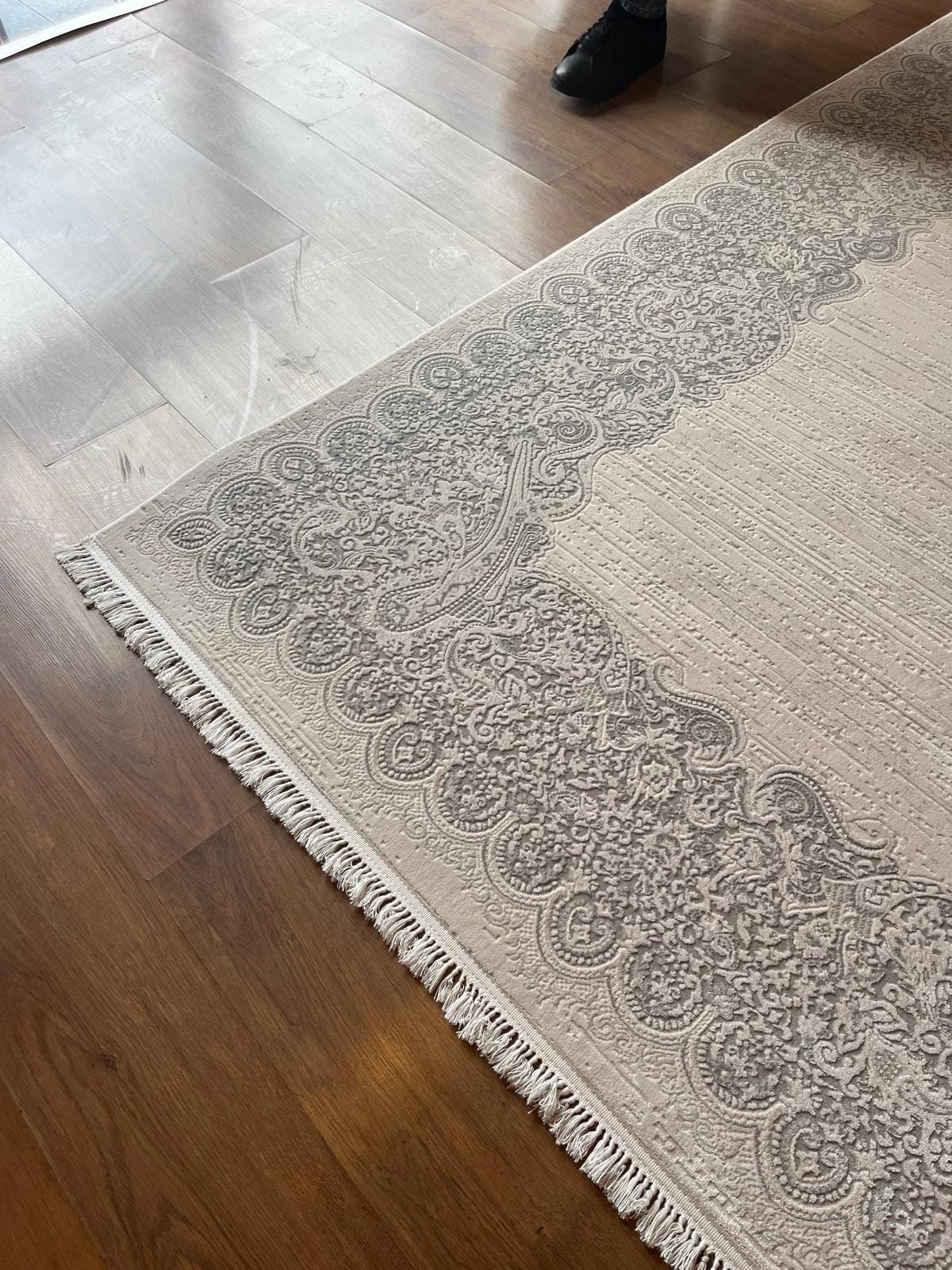 Gray Cream Paisley Oriental Rug – Turkish Soft-Touch Fringe Carpet