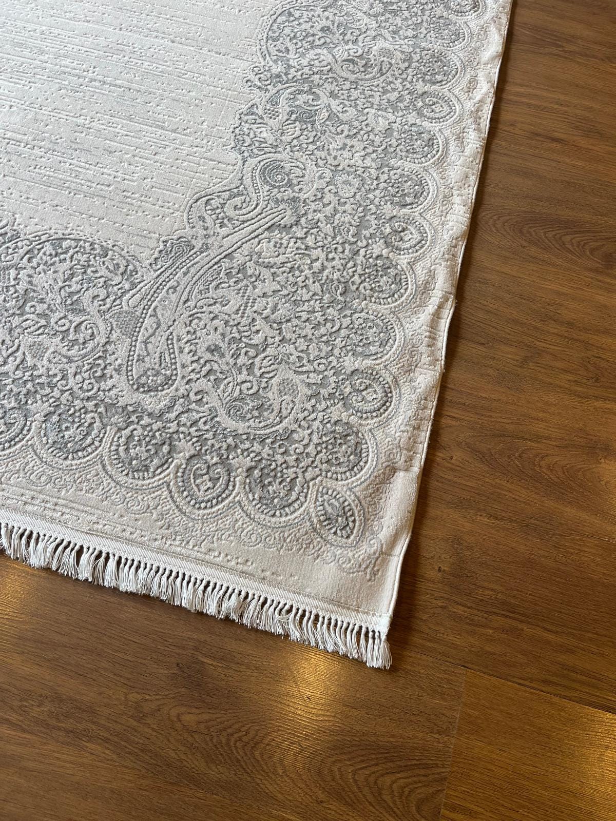 Gray Cream Paisley Oriental Rug – Turkish Soft-Touch Fringe Carpet