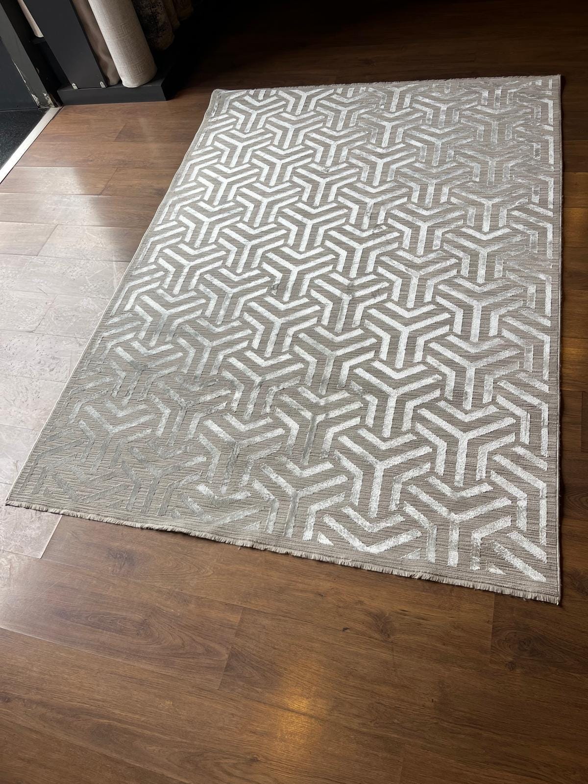 Modern Geometric Area Rug – Gray 3D Pattern Carpet, Floor Decor (160x230 cm)