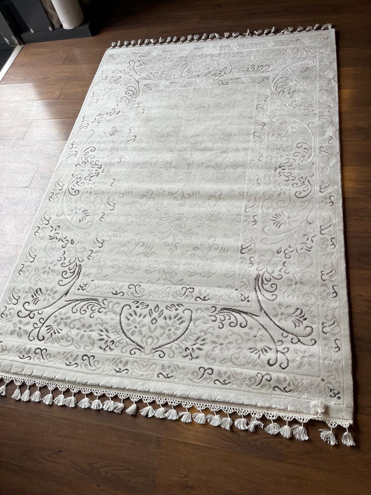 Cream Floral Area Rug with Tassels, Boho Neutral Living Room, Vintage Farmhouse Bedroom Rug
