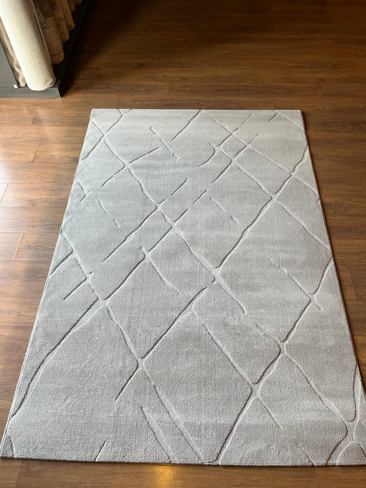 Plain Gray Area Rug: Minimalist Grey Carpet for Contemporary Living Spaces