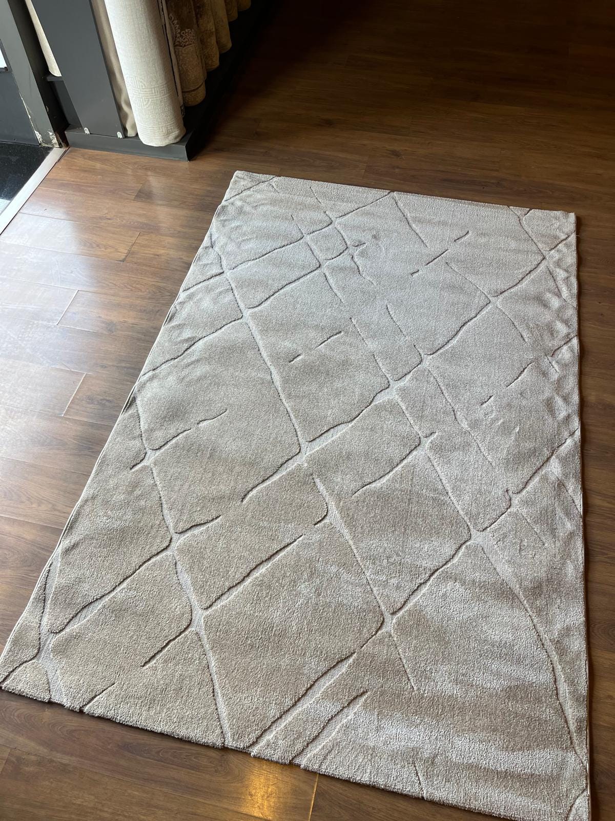 Plain Gray Area Rug: Minimalist Grey Carpet for Contemporary Living Spaces
