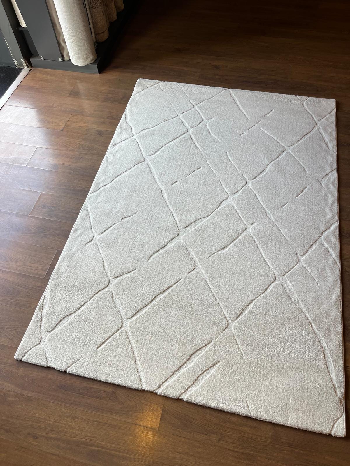 Plain White Area Rug: Minimalist white Carpet for Contemporary Living Spaces, 5x7