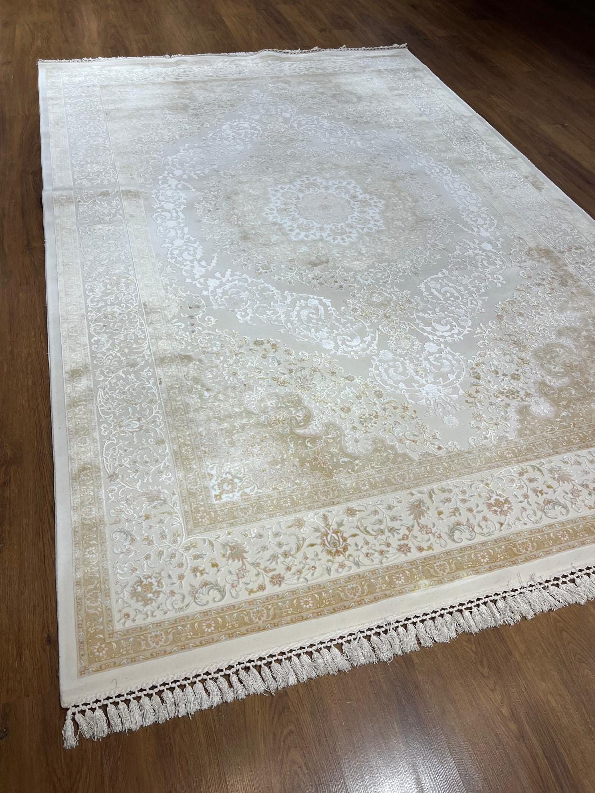 7x10 ft, Beige Classic medaliion Bamboo Rug with fine Fringes