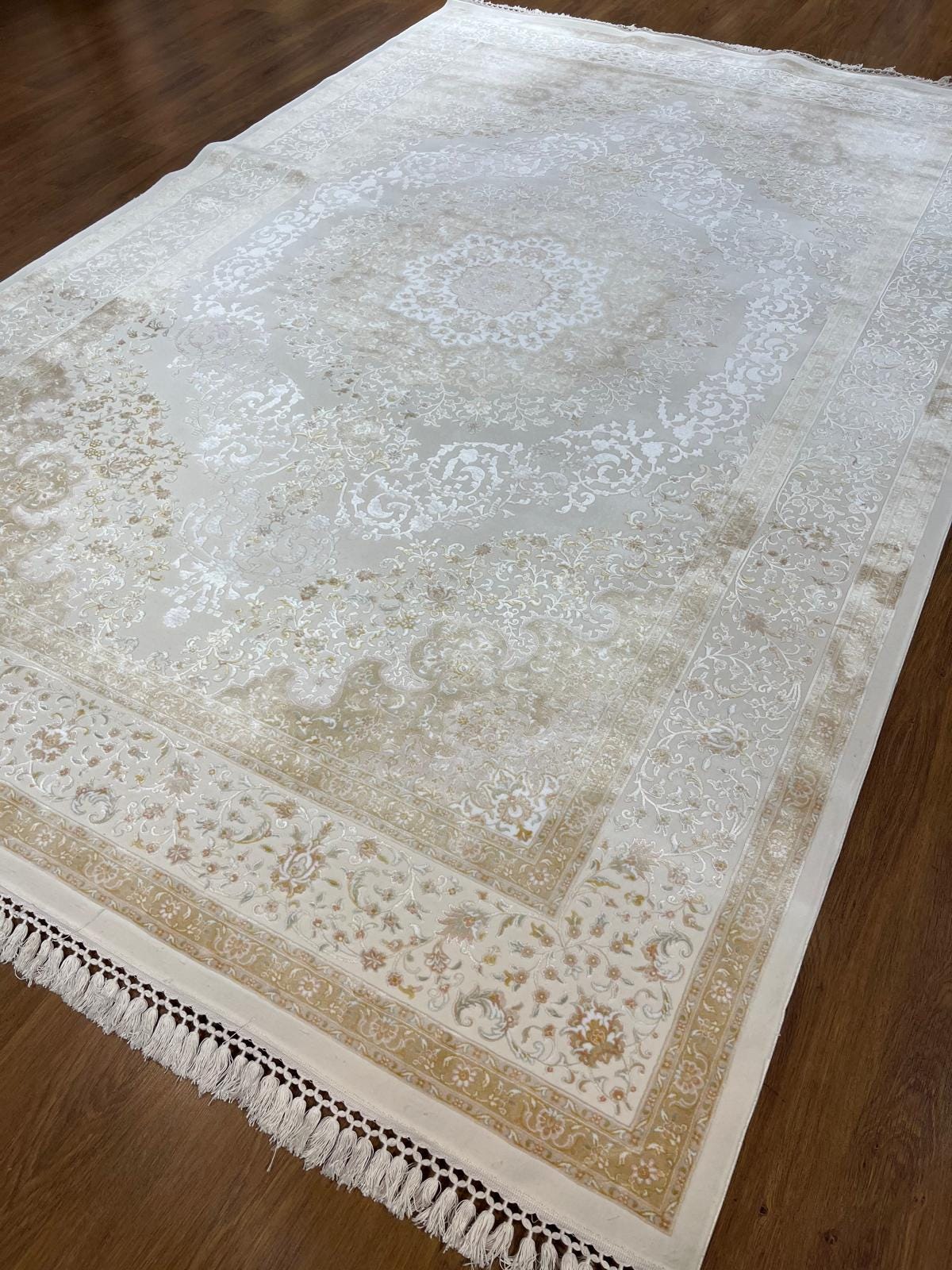 7x10 ft, Beige Classic medaliion Bamboo Rug with fine Fringes